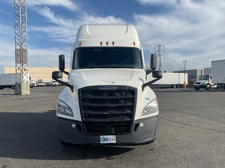 2022 Freightliner Cascadia in San Leandro, CA — photo 2