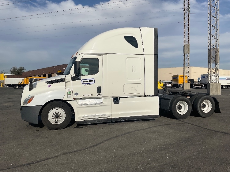 2022 Freightliner Cascadia in San Leandro, CA — photo 4