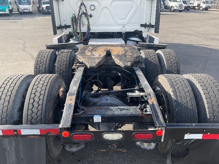 2022 Freightliner Cascadia in San Leandro, CA — photo 6
