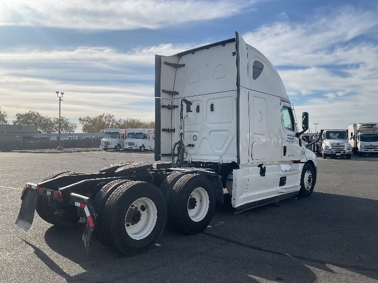 2022 Freightliner Cascadia in San Leandro, CA — photo 7