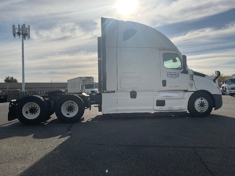2022 Freightliner Cascadia in San Leandro, CA — photo 8