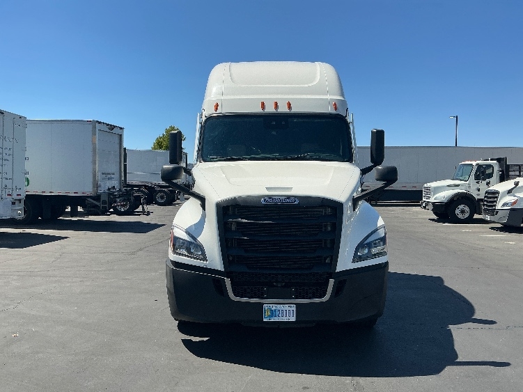 2022 Freightliner Cascadia in San Diego, CA — photo 2