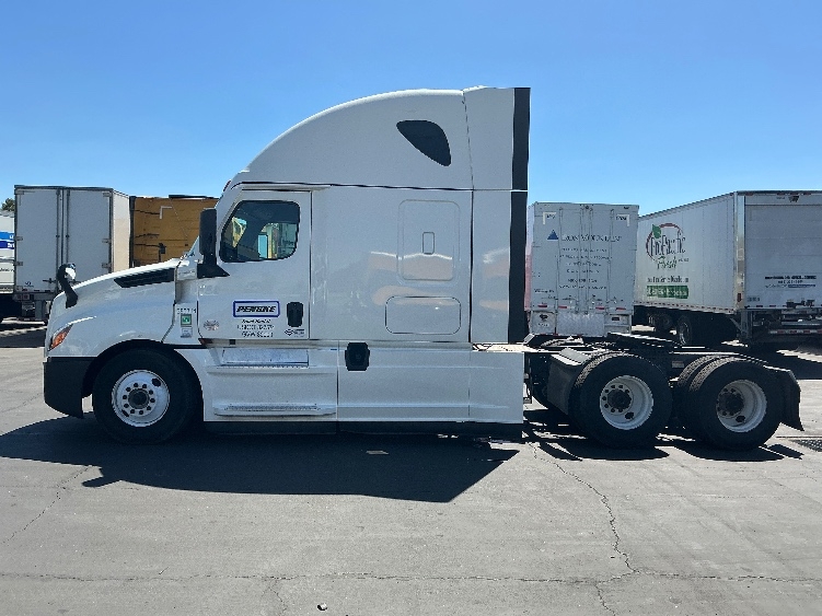 2022 Freightliner Cascadia in San Diego, CA — photo 4