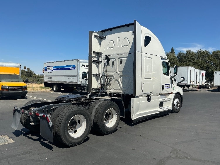 2022 Freightliner Cascadia in San Diego, CA — photo 7