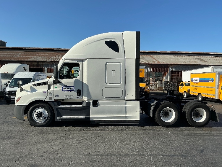 2022 Freightliner Cascadia in Albuquerque, NM — photo 4
