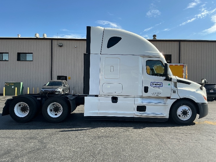 2022 Freightliner Cascadia in Albuquerque, NM — photo 8