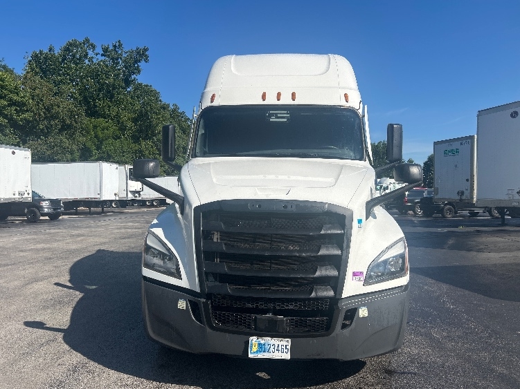 2022 Freightliner Cascadia in Melrose Park, IL — photo 2