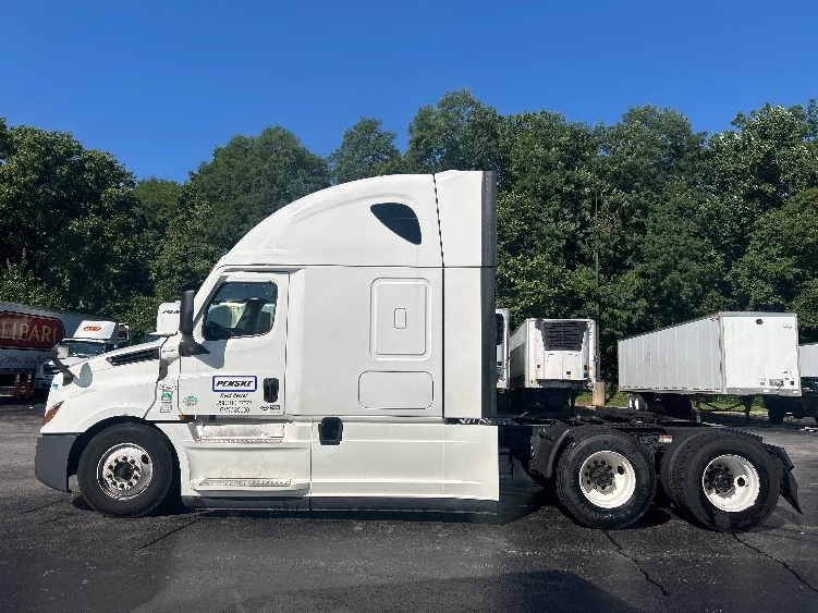 2022 Freightliner Cascadia in Melrose Park, IL — photo 4