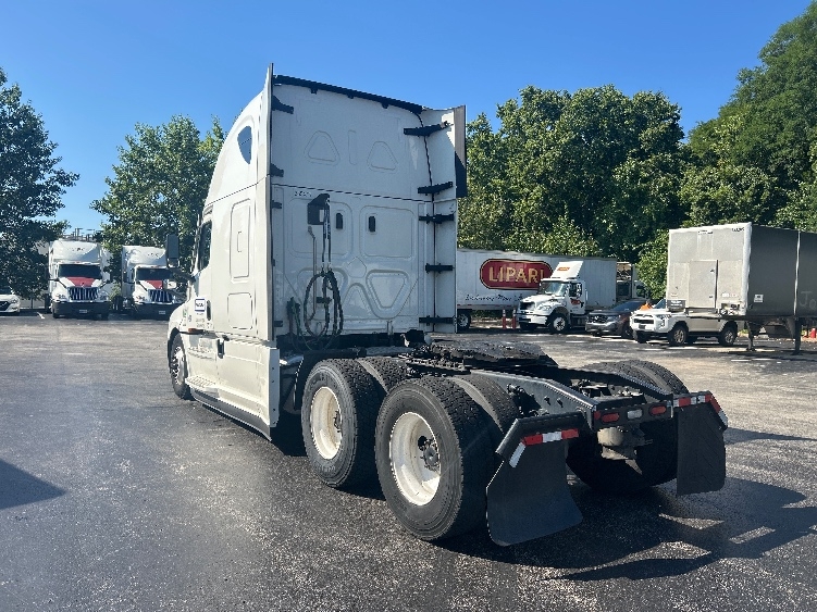 2022 Freightliner Cascadia in Melrose Park, IL — photo 5