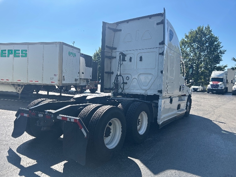2022 Freightliner Cascadia in Melrose Park, IL — photo 7