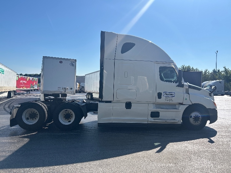 2022 Freightliner Cascadia in Melrose Park, IL — photo 8