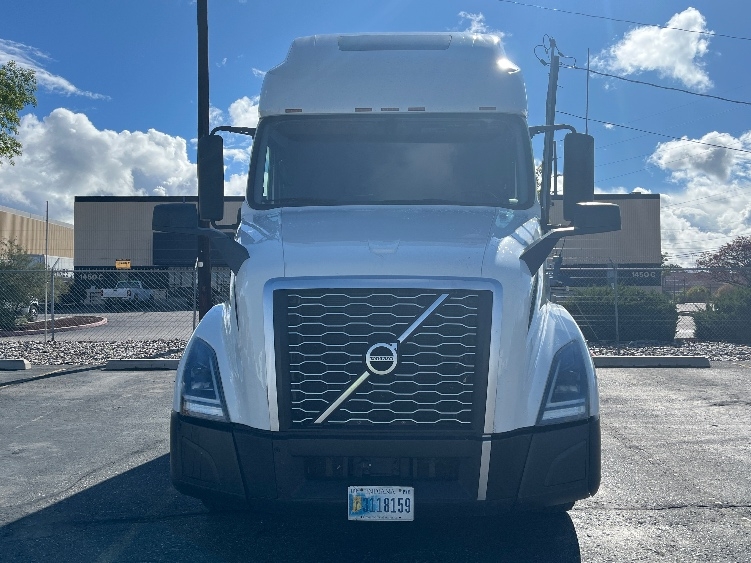 2022 Volvo VNL 760 in Prescott Valley, AZ — photo 2