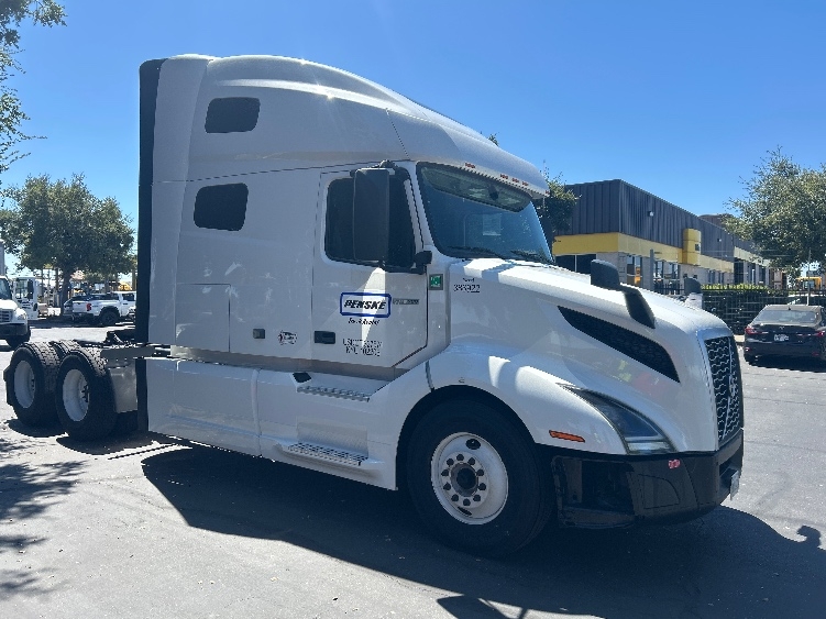 2022 Volvo VNL 760 in Carson, CA