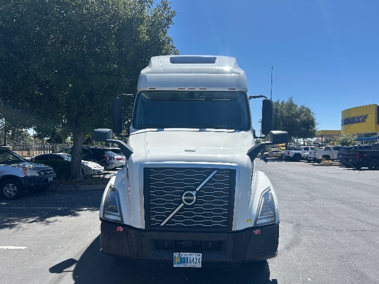 2022 Volvo VNL 760 in Carson, CA — photo 2