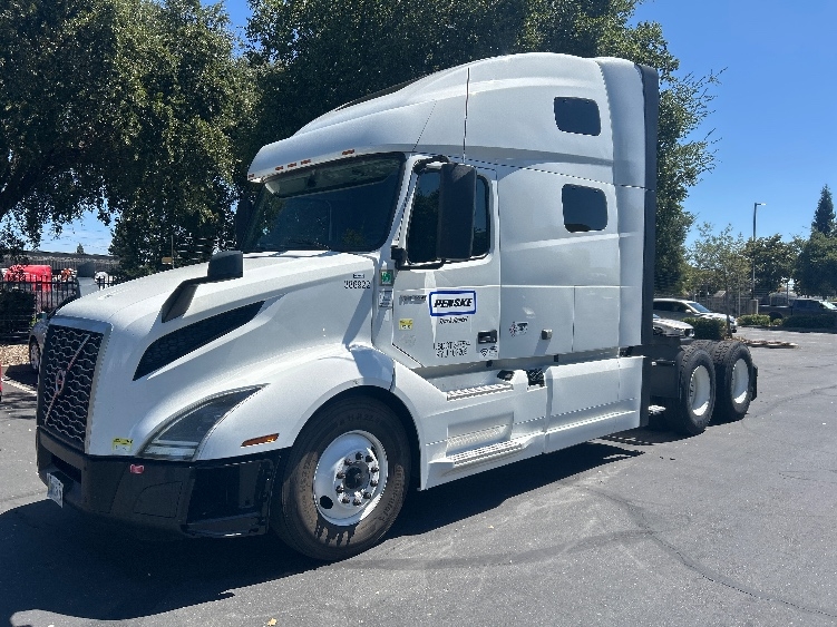 2022 Volvo VNL 760 in Carson, CA — photo 3