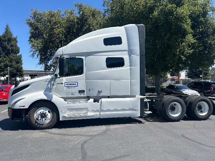2022 Volvo VNL 760 in Carson, CA — photo 4