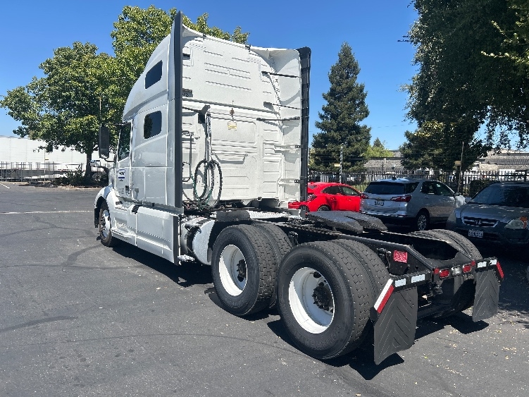 2022 Volvo VNL 760 in Carson, CA — photo 5