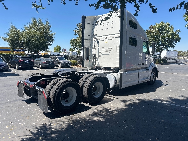 2022 Volvo VNL 760 in Carson, CA — photo 7