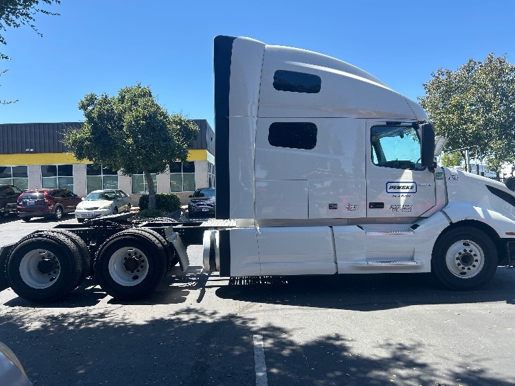 2022 Volvo VNL 760 in Carson, CA — photo 8