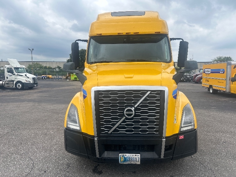 2022 Volvo VNL 760 in Omaha, NE — photo 2