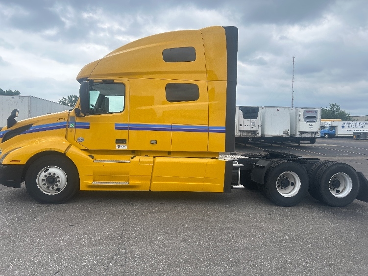 2022 Volvo VNL 760 in Omaha, NE — photo 3