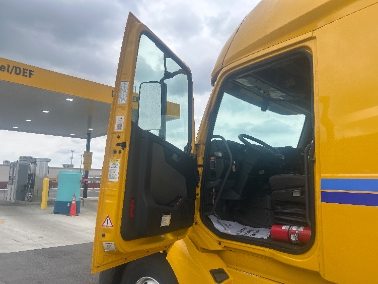 2022 Volvo VNL 760 in Omaha, NE — photo 8