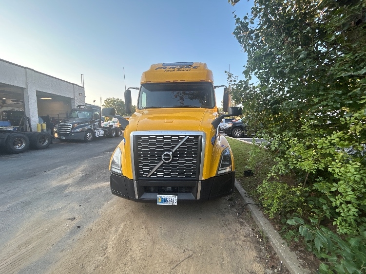 2022 Volvo VNL 760 in Linden, NJ — photo 2
