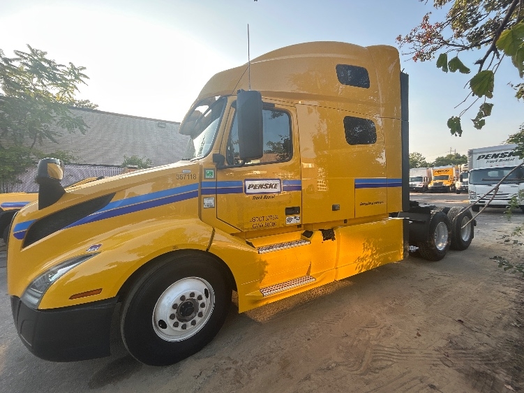 2022 Volvo VNL 760 in Linden, NJ — photo 4
