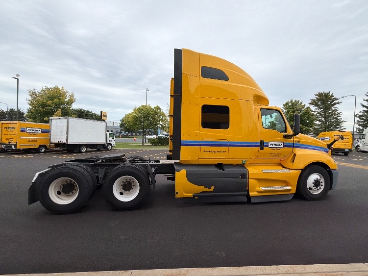 2022 International LT in Sturtevant, WI — photo 8