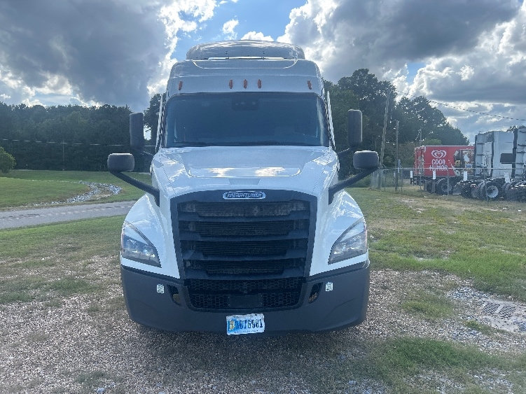 2021 Freightliner Cascadia in Hattiesburg, MS — photo 2