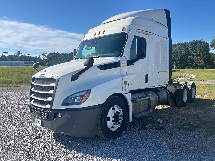 2021 Freightliner Cascadia in Hattiesburg, MS — photo 3