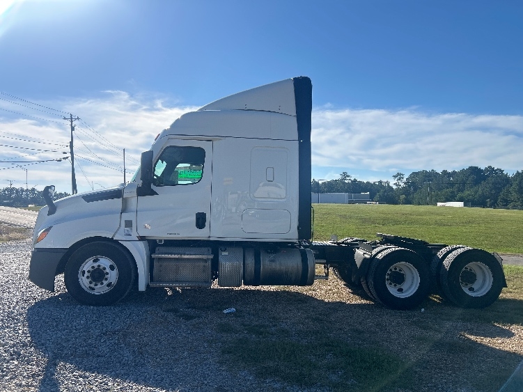 2021 Freightliner Cascadia in Hattiesburg, MS — photo 4