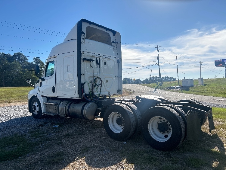 2021 Freightliner Cascadia in Hattiesburg, MS — photo 5