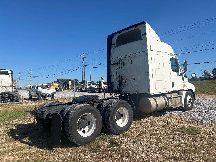 2021 Freightliner Cascadia in Hattiesburg, MS — photo 7