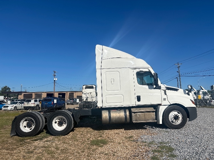 2021 Freightliner Cascadia in Hattiesburg, MS — photo 8