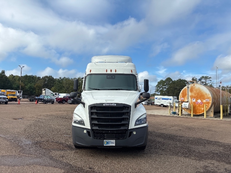 2021 Freightliner Cascadia in Jackson, MS — photo 2