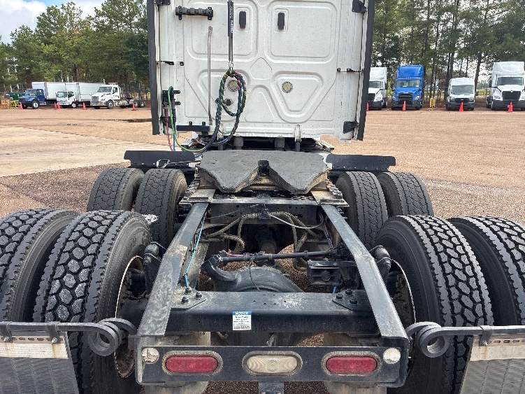 2021 Freightliner Cascadia in Jackson, MS — photo 6