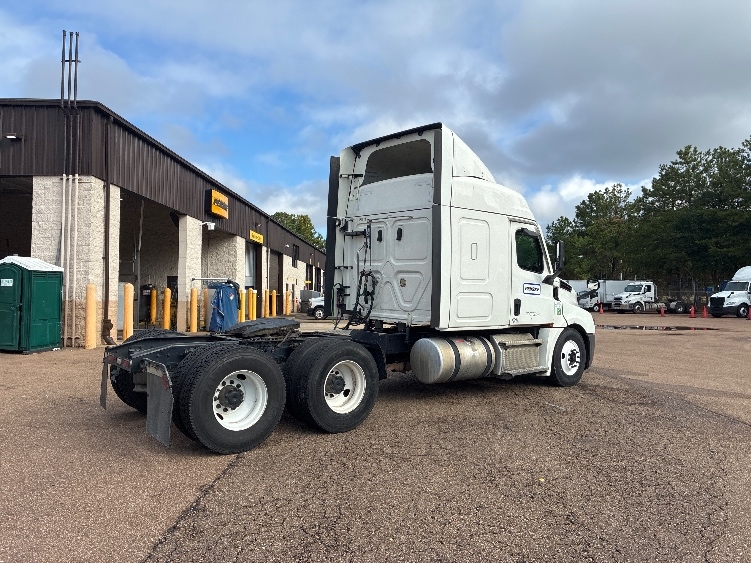 2021 Freightliner Cascadia in Jackson, MS — photo 7