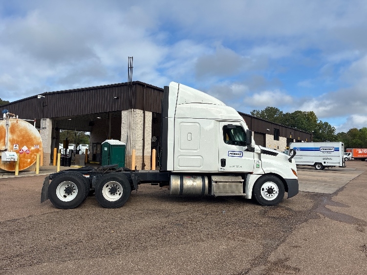 2021 Freightliner Cascadia in Jackson, MS — photo 8