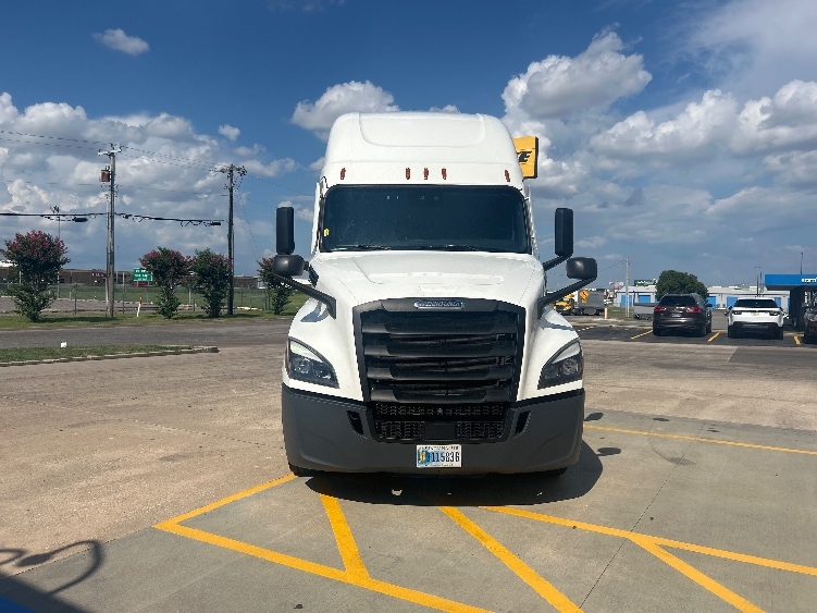 2022 Freightliner Cascadia in Indianapolis, IN — photo 2