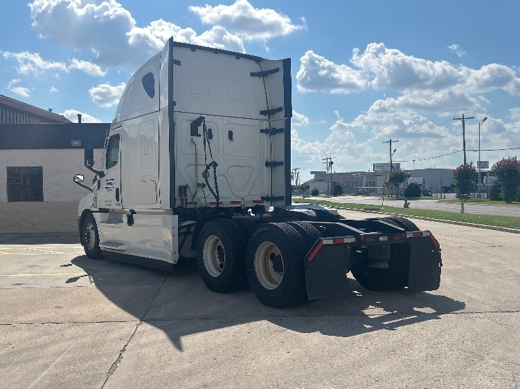 2022 Freightliner Cascadia in Indianapolis, IN — photo 5