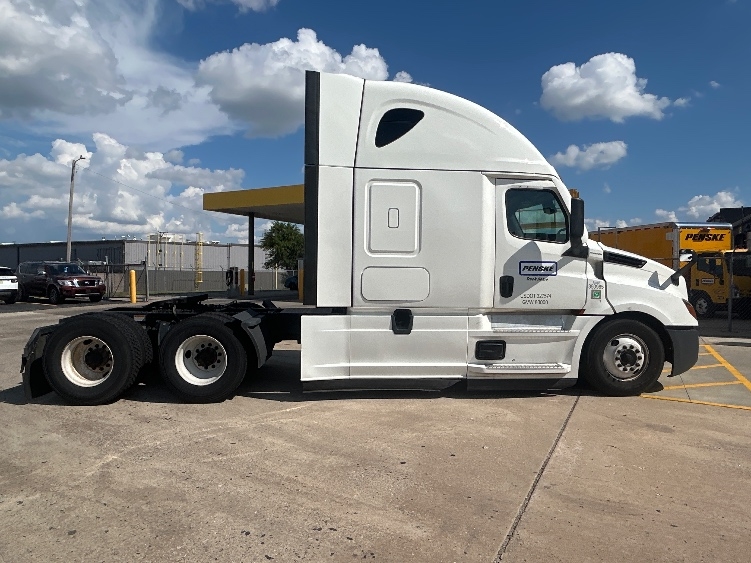 2022 Freightliner Cascadia in Indianapolis, IN — photo 8
