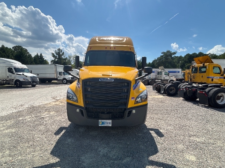 2022 Freightliner Cascadia in Milwaukee, WI — photo 2