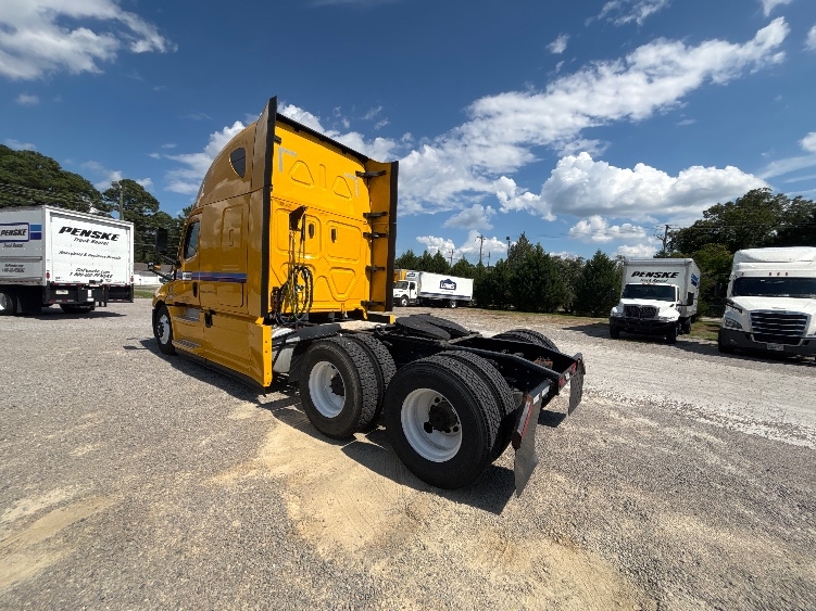 2022 Freightliner Cascadia in Milwaukee, WI — photo 5