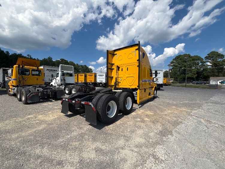 2022 Freightliner Cascadia in Milwaukee, WI — photo 7