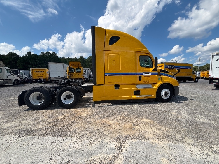 2022 Freightliner Cascadia in Milwaukee, WI — photo 8