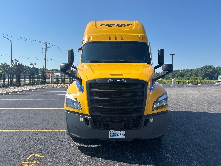 2022 Freightliner Cascadia in Indianapolis, IN — photo 2