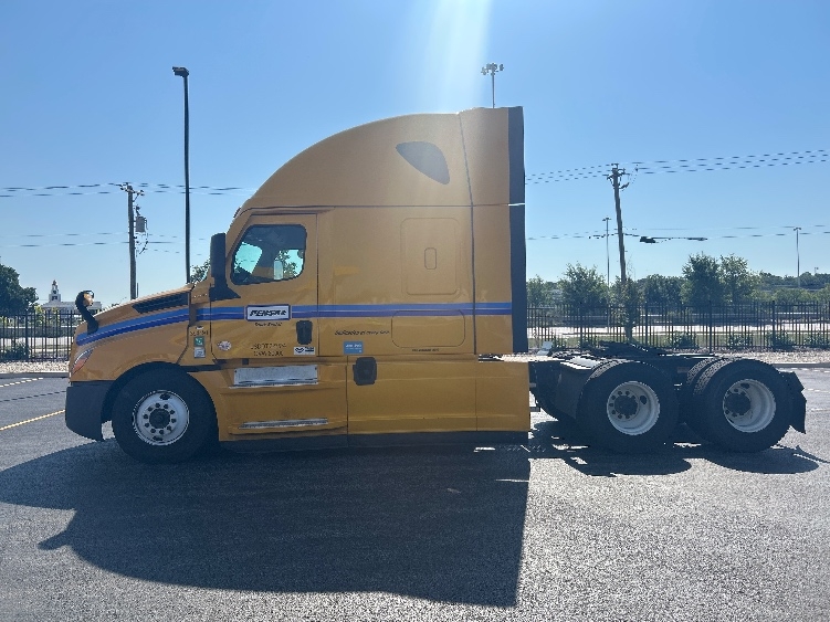 2022 Freightliner Cascadia in Indianapolis, IN — photo 4