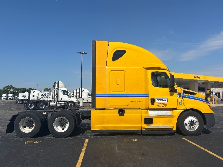 2022 Freightliner Cascadia in Indianapolis, IN — photo 8