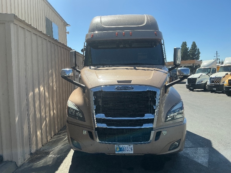 2022 Freightliner Cascadia in West Sacramento, CA — photo 2